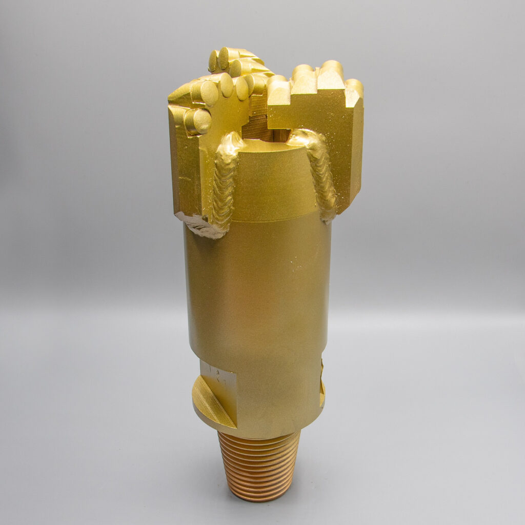 Ein goldfarbener Industriebohrer mit zylindrischer Basis und mehrschneidigem Schneidkopf.